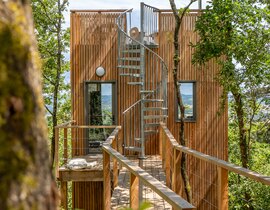 Cabane dans les Arbres avec Jacuzzi Privatif près d'Agen