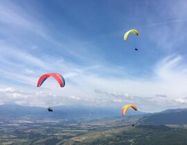 Baptême en Parapente dans les Pyrénées Catalanes Baptême en Parapente dans les Pyrénées Catalanes