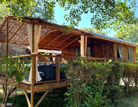 Cabane sur Pilotis avec Jacuzzi Privatif près de Périgueux