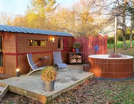 Nuit en Roulotte avec Bain Nordique Privatif près de Saint-Lô Nuit en Roulotte avec Bain Nordique Privatif près de Saint-Lô