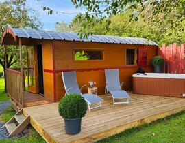 Nuit en Roulotte avec Jacuzzi Privatif près de Saint-Lô Nuit en Roulotte avec Jacuzzi Privatif près de Saint-Lô