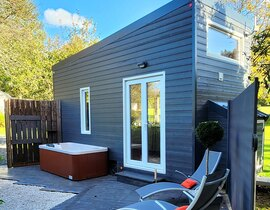 Nuit en Tiny House avec Jacuzzi Privatif près de Saint-Lô Nuit en Tiny House avec Jacuzzi Privatif près de Saint-Lô