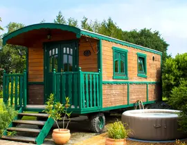 Nuit en Roulotte avec Spa près de Dinan