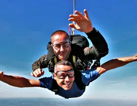 Saut en Parachute Tandem près de Clermont-Ferrand Saut en Parachute Tandem près de Clermont-Ferrand
