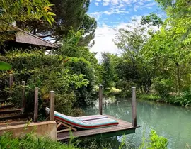 Nuit en Lodge Indonésien avec Jacuzzi Privatif à Saint Gilles 