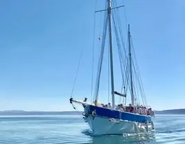 Coucher du Soleil en Voilier dans les Calanques du Frioul Coucher du Soleil en Voilier dans les Calanques du Frioul