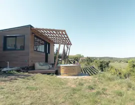 Nuit en Tiny House avec Jacuzzi Privatif à Saint-Remèze Nuit en Tiny House avec Jacuzzi Privatif à Saint-Remèze