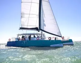 Balade en maxi-catamaran avec brunch à Arzon