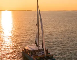 Coucher de soleil en maxi-catamaran dans la Baie de Quiberon Coucher de soleil en maxi-catamaran dans la Baie de Quiberon
