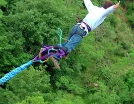 Saut à l'élastique près du Puy en Velay