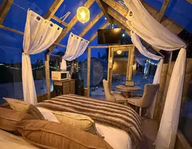 Nuit en Cabane de Verre avec Spa et Sauna Privatifs à Sainteny