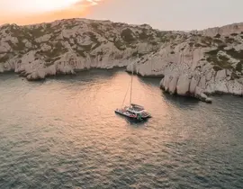 Coucher de Soleil en Maxi-Catamaran avec Dîner à Marseille Coucher de Soleil en Maxi-Catamaran avec Dîner à Marseille