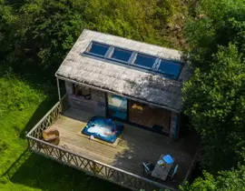 Cabane Perchée avec Spa à la Roche Maurice près de Landerneau