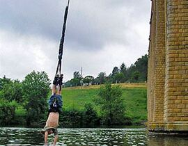 Saut à l'élastique au Viaduc de l’Isle Jourdain près de Poitiers Saut à l'élastique au Viaduc de l’Isle Jourdain près de Poitiers