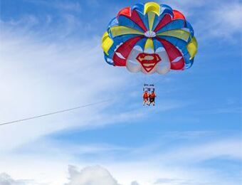 Parachute Ascensionnel Envolez Vous Tracte Par Un Bateau