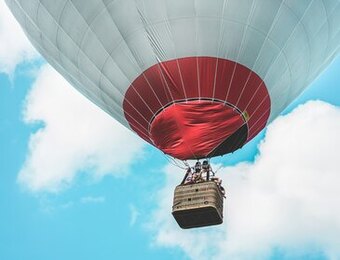 Vol en montgolfière, un voyage la tête dans les nuages à La