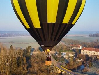 Montgolfière avec père noel dans une nacelle -décoration de Noel