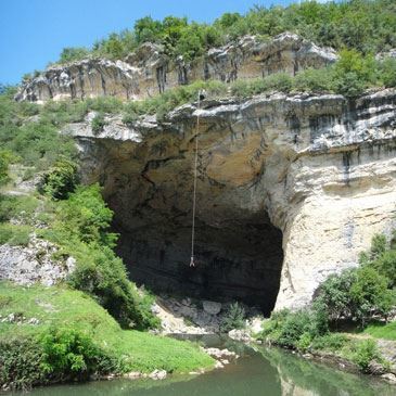 Saut à l&#39;élastique près de Foix - Grotte du Mas d&#39;Azil