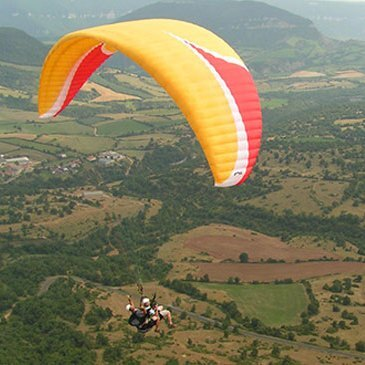 Baptême de Voltige en Parapente au Viaduc de Millau en région Midi-Pyrénées Baptême de Voltige en Parapente au Viaduc de Millau en région Midi-Pyrénées