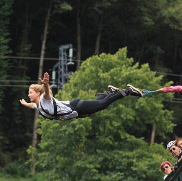 Saut à l'élastique, département Hautes pyrénées Saut à l'élastique, département Hautes pyrénées
