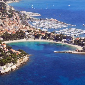 Baptême en Hélicoptère - Survol des Plages Varoises en région PACA et Corse Baptême en Hélicoptère - Survol des Plages Varoises en région PACA et Corse