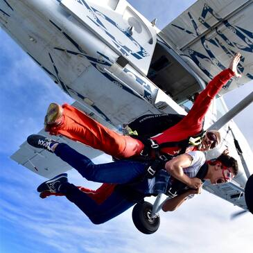 Saut en parachute en région PACA et Corse Saut en parachute en région PACA et Corse