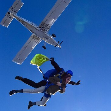 Aérodrome de Gap-Tallard, Hautes Alpes (05) - Saut en parachute Aérodrome de Gap-Tallard, Hautes Alpes (05) - Saut en parachute