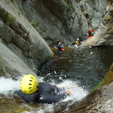 Descente très sportive du Canyon de Llech en région Languedoc-Roussillon Descente très sportive du Canyon de Llech en région Languedoc-Roussillon