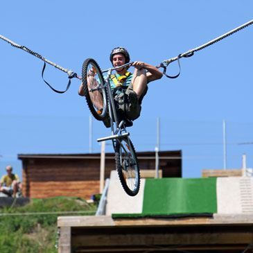 Saut à l'élastique depuis un Tremplin à Annecy Saut à l'élastique depuis un Tremplin à Annecy
