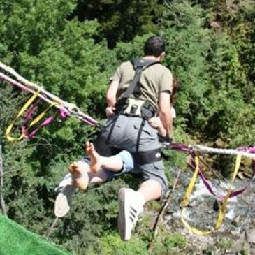 Saut à l'élastique en Tandem depuis un Tremplin à Annecy Saut à l'élastique en Tandem depuis un Tremplin à Annecy