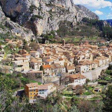 Vol en Montgolfière à Moustiers Sainte Marie en région PACA et Corse Vol en Montgolfière à Moustiers Sainte Marie en région PACA et Corse