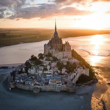 Baptême en Hélicoptère - Survol du Mont Saint Michel Baptême en Hélicoptère - Survol du Mont Saint Michel