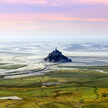 Baptême en Hélicoptère - Survol du Mont Saint Michel Baptême en Hélicoptère - Survol du Mont Saint Michel