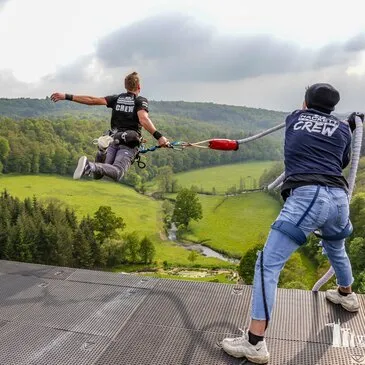Saut à l&#39;élastique au Viaduc de la Souleuvre en Normandie