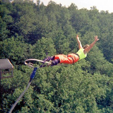 Viaduc de Saint-Georges-le-Gaultier, Sarthe (72) - Saut à l'élastique Viaduc de Saint-Georges-le-Gaultier, Sarthe (72) - Saut à l'élastique