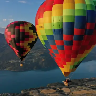 Vol en Montgolfière - Survol du Lac de Serre-Ponçon en région PACA et Corse Vol en Montgolfière - Survol du Lac de Serre-Ponçon en région PACA et Corse