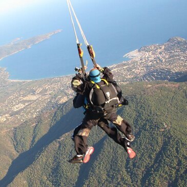Saut en parachute en région PACA et Corse