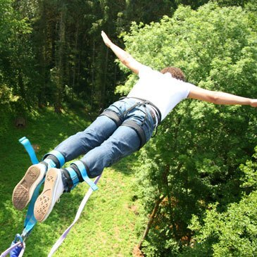 Saut à l'élastique à Epinal dans les Vosges en région Lorraine Saut à l'élastique à Epinal dans les Vosges en région Lorraine
