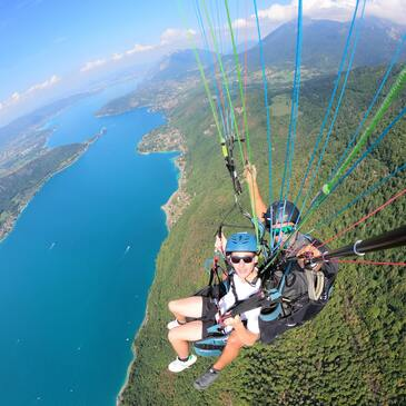 Baptême en Parapente - Survol du Lac d'Annecy en région Rhône-Alpes Baptême en Parapente - Survol du Lac d'Annecy en région Rhône-Alpes