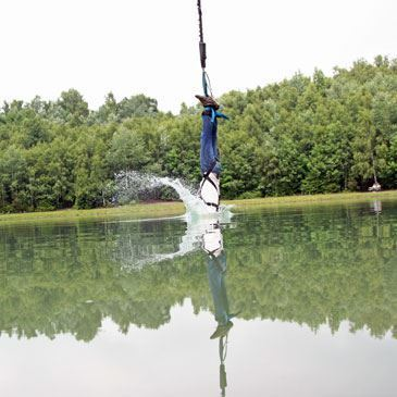 Saut à l'élastique avec touché d'eau à Epinal Saut à l'élastique avec touché d'eau à Epinal