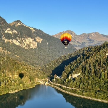 Vol en Montgolfière entre les Lacs Léman et Neuchâtel en Suisse Vol en Montgolfière entre les Lacs Léman et Neuchâtel en Suisse