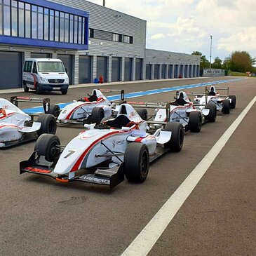 Stage en Formule Renault et Baptême F1 - Circuit de Magny-Cours en région Bourgogne Stage en Formule Renault et Baptême F1 - Circuit de Magny-Cours en région Bourgogne