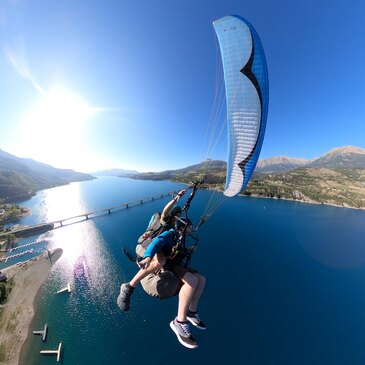 Baptême en Parapente - Survol du Lac de Serre-Ponçon en région PACA et Corse Baptême en Parapente - Survol du Lac de Serre-Ponçon en région PACA et Corse