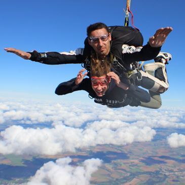 Saut en Parachute Tandem à Niort Saut en Parachute Tandem à Niort
