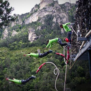 Saut à l'élastique depuis une falaise à Mende Saut à l'élastique depuis une falaise à Mende