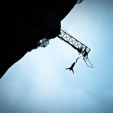 Saut à l'élastique proche Cirque des Baumes Saut à l'élastique proche Cirque des Baumes