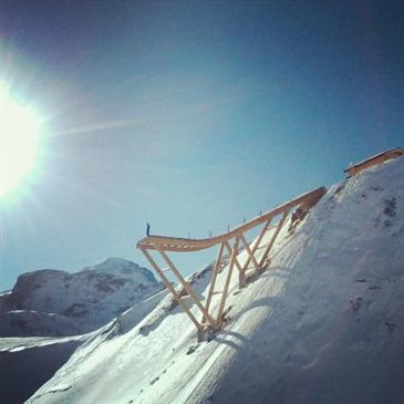 Saut à l'élastique depuis un tremplin à Tignes (hiver) Saut à l'élastique depuis un tremplin à Tignes (hiver)