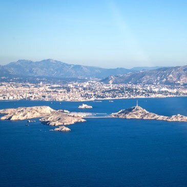 Pilotage d'un Avion de Aix à Marseille aux Calanques de Cassis Pilotage d'un Avion de Aix à Marseille aux Calanques de Cassis