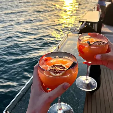 Boat Party à bord d'un Catamaran à la Grande Motte Boat Party à bord d'un Catamaran à la Grande Motte