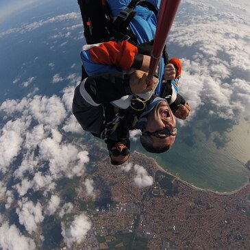 Saut en Parachute Tandem aux Sables d'Olonne en région Pays-de-la-Loire Saut en Parachute Tandem aux Sables d'Olonne en région Pays-de-la-Loire